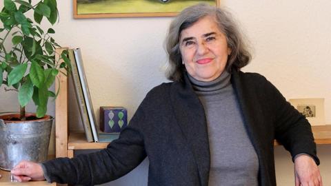 Barbara Honigmann posiert in ihrer Wohnung in Straßburg anlälich ihres 70. Geburtstags 2019.