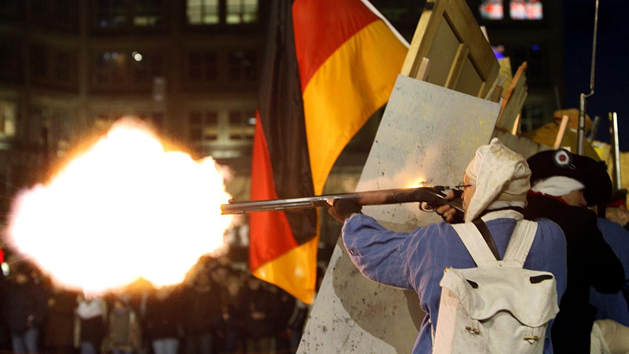 Bürger, auf die Barrikaden: Laiendarsteller spielen in Berlin die revolutionären Ereignisse vom 18. März 1848 nach.