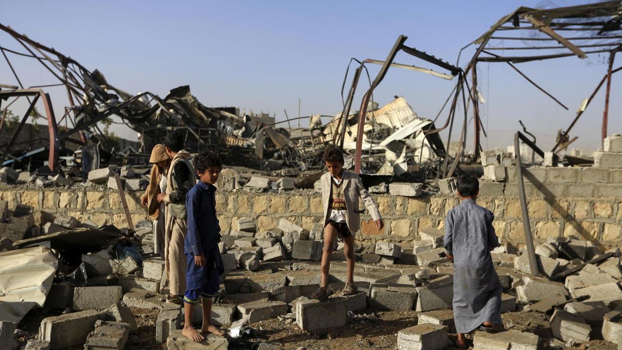Kinder in der jemenitischen Hauptstadt Sanaa sammeln in Trümmern Metallteile auf, nachdem die von Saudi-Arabien angeführte Militärkoalition Luaftangriffe geflogen hat. Kinder in der jemenitischen Hauptstadt Sanaa sammeln in Trümmern Metallteile auf, nachdem die von Saudi-Arabien angeführte Militärkoalition Luaftangriffe geflogen hat.
