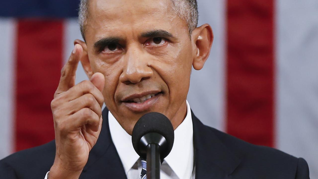 Obama steht vor der US-Flagge und hält bei seiner Ansprache vor dem Mikrofon demonstrativ den Zeigefinger in die Höhe.