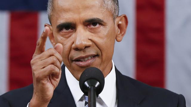 Obama steht vor der US-Flagge und hält bei seiner Ansprache vor dem Mikrofon demonstrativ den Zeigefinger in die Höhe.
