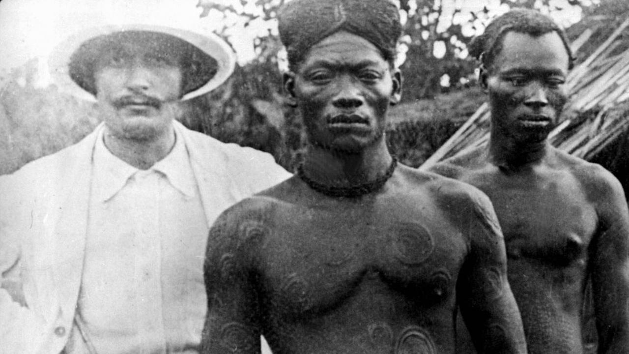 Der britische Diplomat Roger Casement posiert zusammen mit Unreinwohnern im Kongo für ein Foto. Der britische Diplomat Roger Casement posiert zusammen mit Unreinwohnern im Kongo für ein Foto.