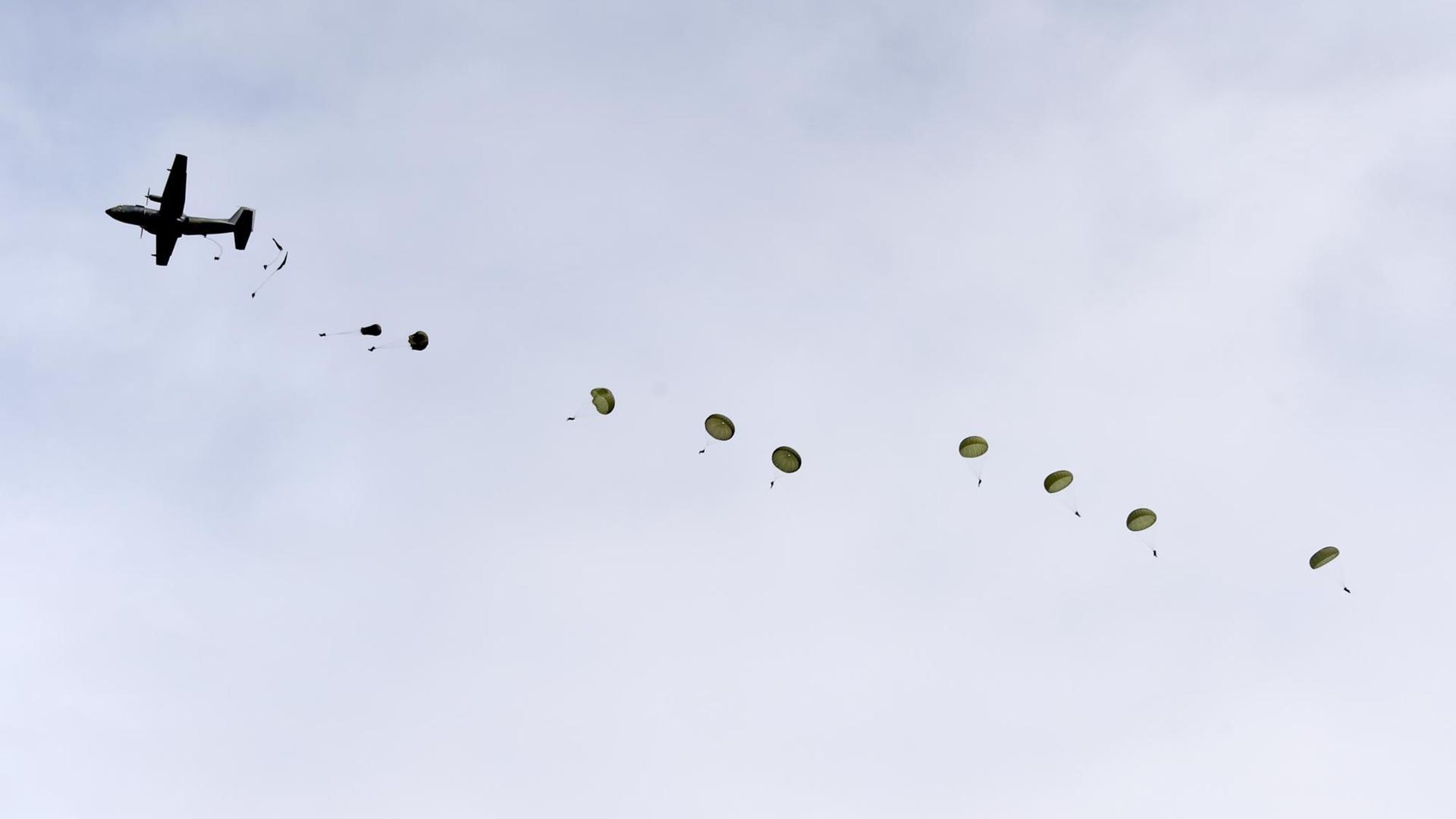 Fallschirmjäger springen aus einem Transall-Transportflugzeug. Fallschirmjäger springen aus einem Transall-Transportflugzeug.