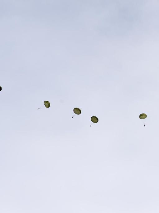 Fallschirmjäger springen aus einem Transall-Transportflugzeug.