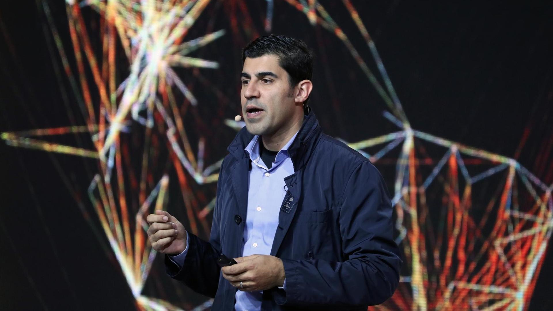 Parag Khanna hält eine Rede. Parag Khanna hält eine Rede.