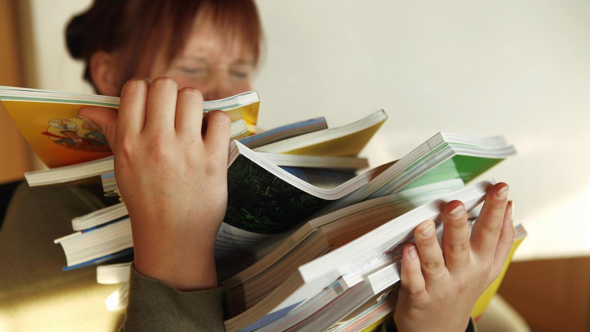 Eine Studentin mit einem Stapel Bücher. Eine Studentin mit einem Stapel Bücher.