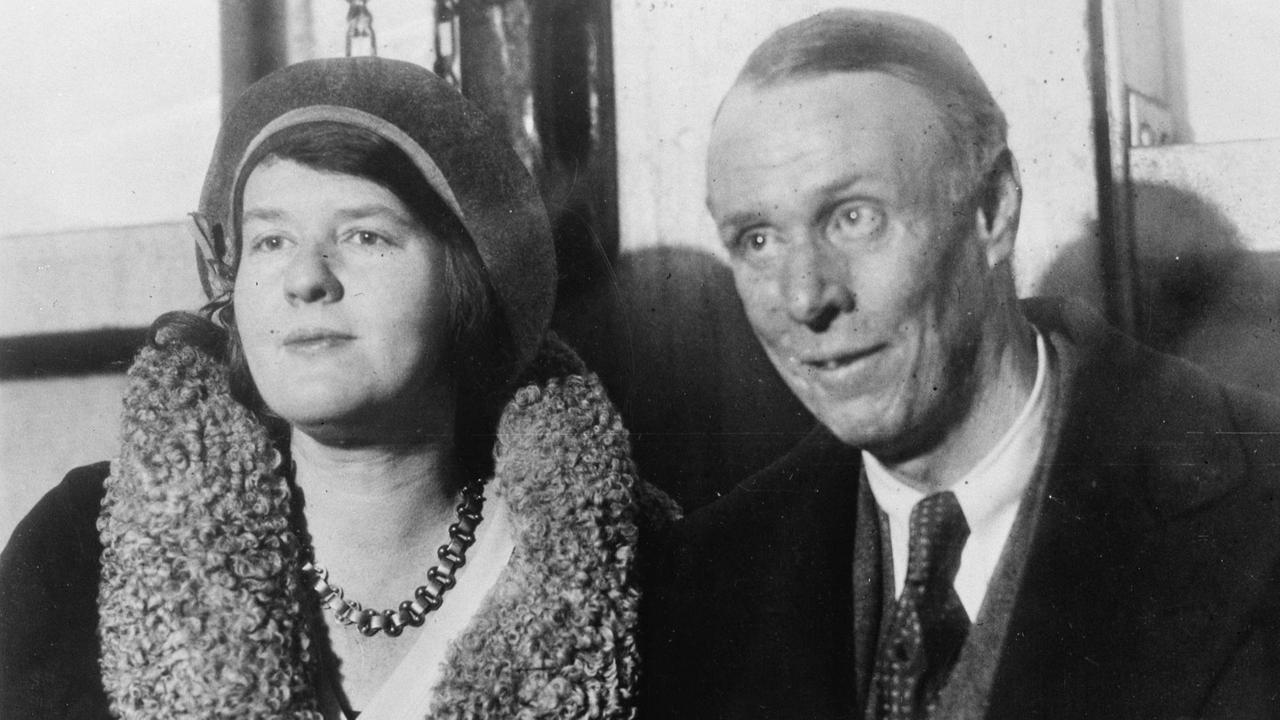 Ein Schwarz-Weiß-Foto zeigt Dorothy Thompson neben Sinclair Lewis. Ein Schwarz-Weiß-Foto zeigt Dorothy Thompson neben Sinclair Lewis.