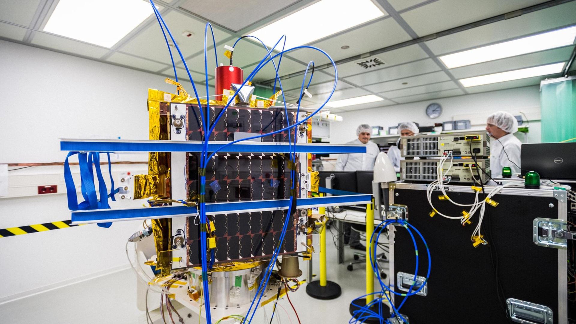 Mikrosatellit ESAIL im Reinraum von Luxspae Mikrosatellit ESAIL im Reinraum von Luxspae