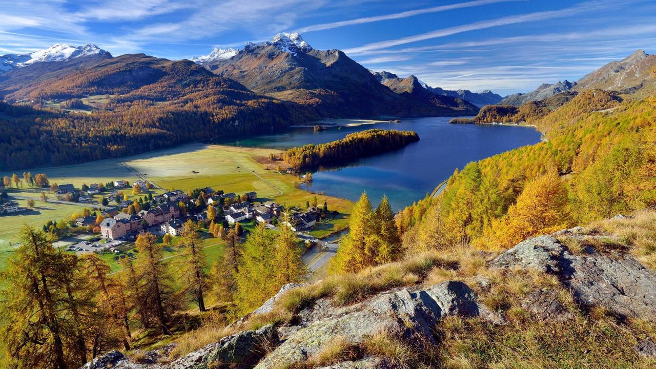 Ausblick auf den Silsersee und den Berg Piz da la Margna im herbstlichen Oberengadin Ausblick auf den Silsersee und den Berg Piz da la Margna im herbstlichen Oberengadin