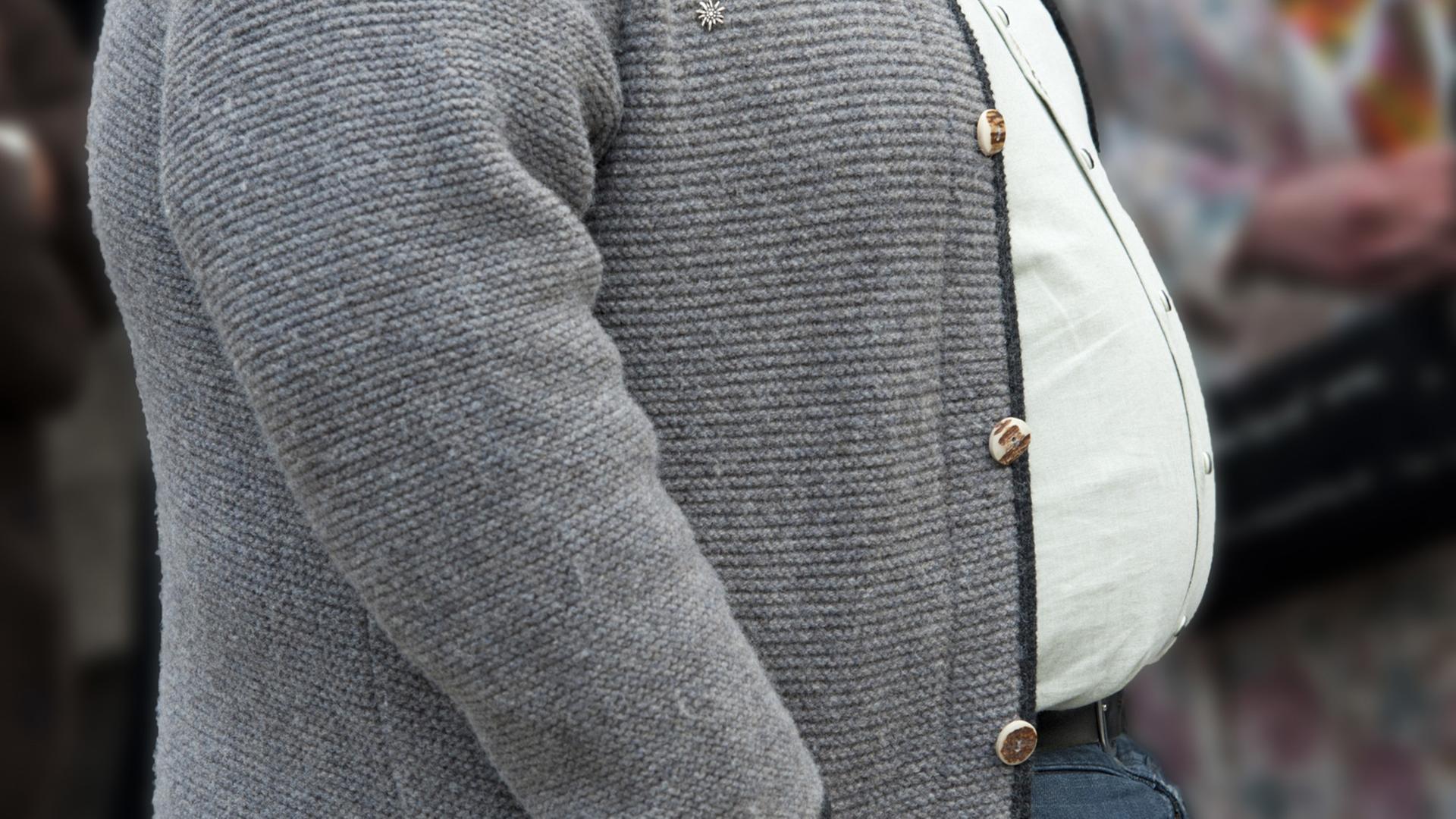 Ein Mann mit dickem Bauch. Ein Mann mit dickem Bauch.