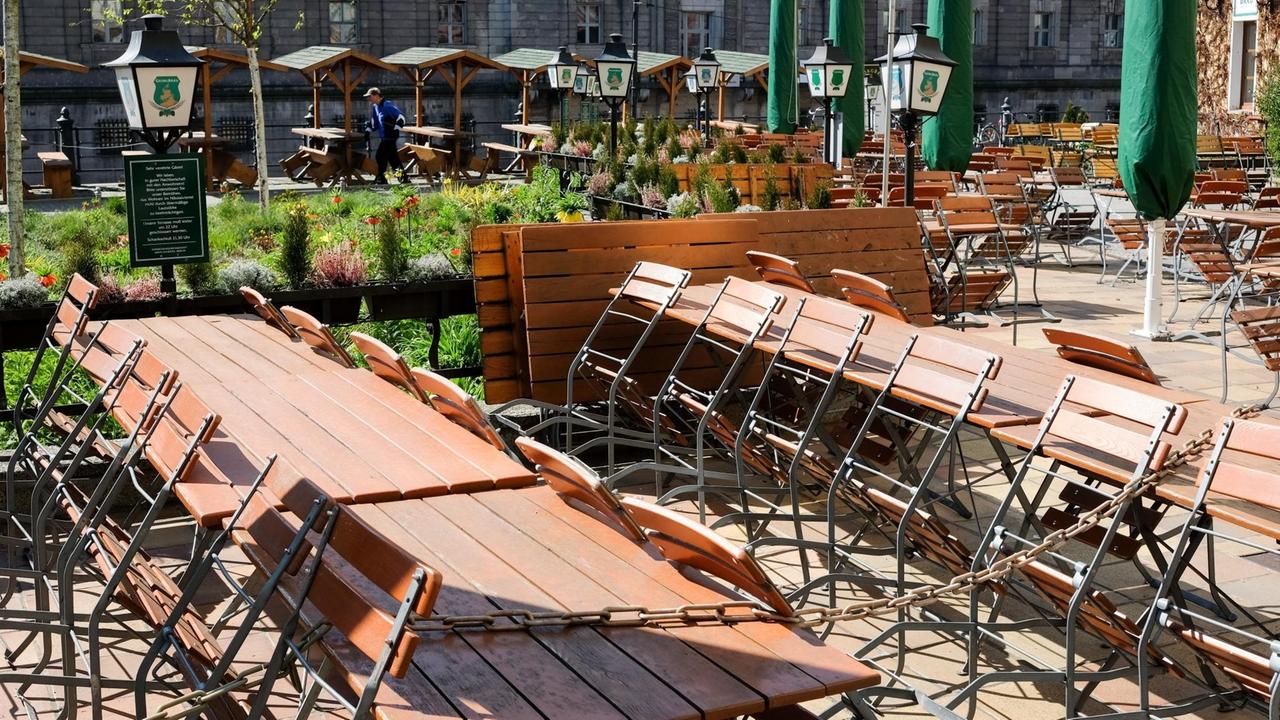 Das Foto zeigt unbesetzte Tische und Stühle von geschlossenen Cafes und Restaurants im Nikolaiviertel in der Propststraße in Berlin. Das Foto zeigt unbesetzte Tische und Stühle von geschlossenen Cafes und Restaurants im Nikolaiviertel in der Propststraße in Berlin.
