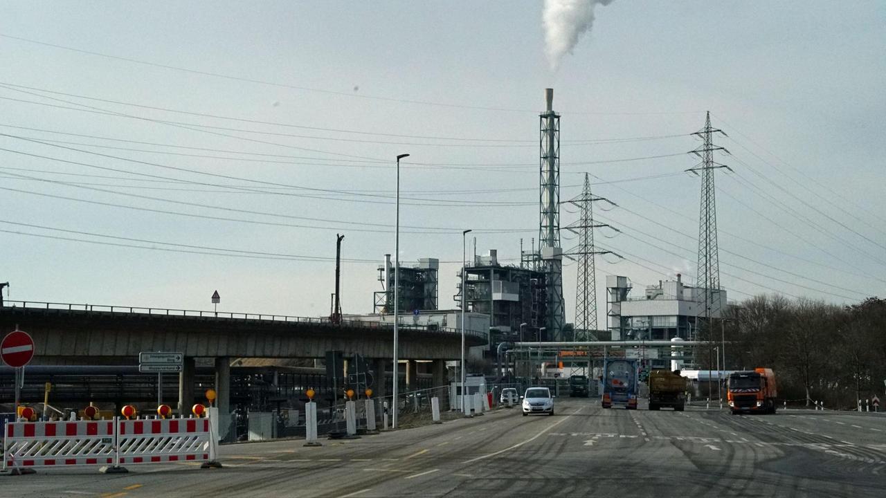 Blick auf die Giftmüllentsorgungsanlage der Bayer-Tochter Currenta, im Hintergrund ein rauchender Schornstein. Blick auf die Giftmüllentsorgungsanlage der Bayer-Tochter Currenta, im Hintergrund ein rauchender Schornstein.