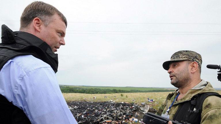 Der Leiter der OSZE-Mission in der Ukraine, Alexander Hug, inspiziert die Stelle des Flugzeugsabsturzes in der Ost-Ukraine und spricht mit pro-russischen Separatisten.
