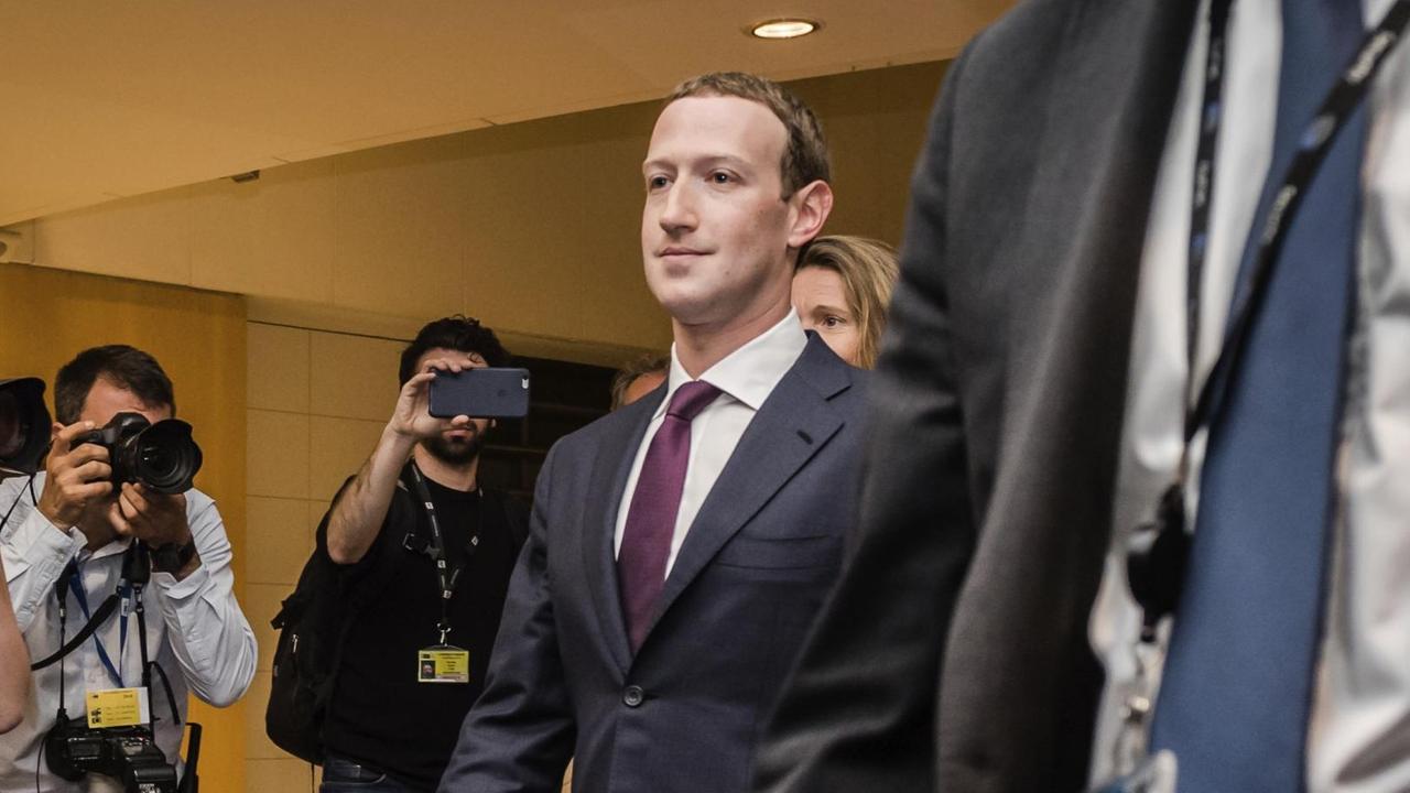 Mark Zuckerberg läuft im Europa-Parlament. Um ihn herum sind Fotografen. 