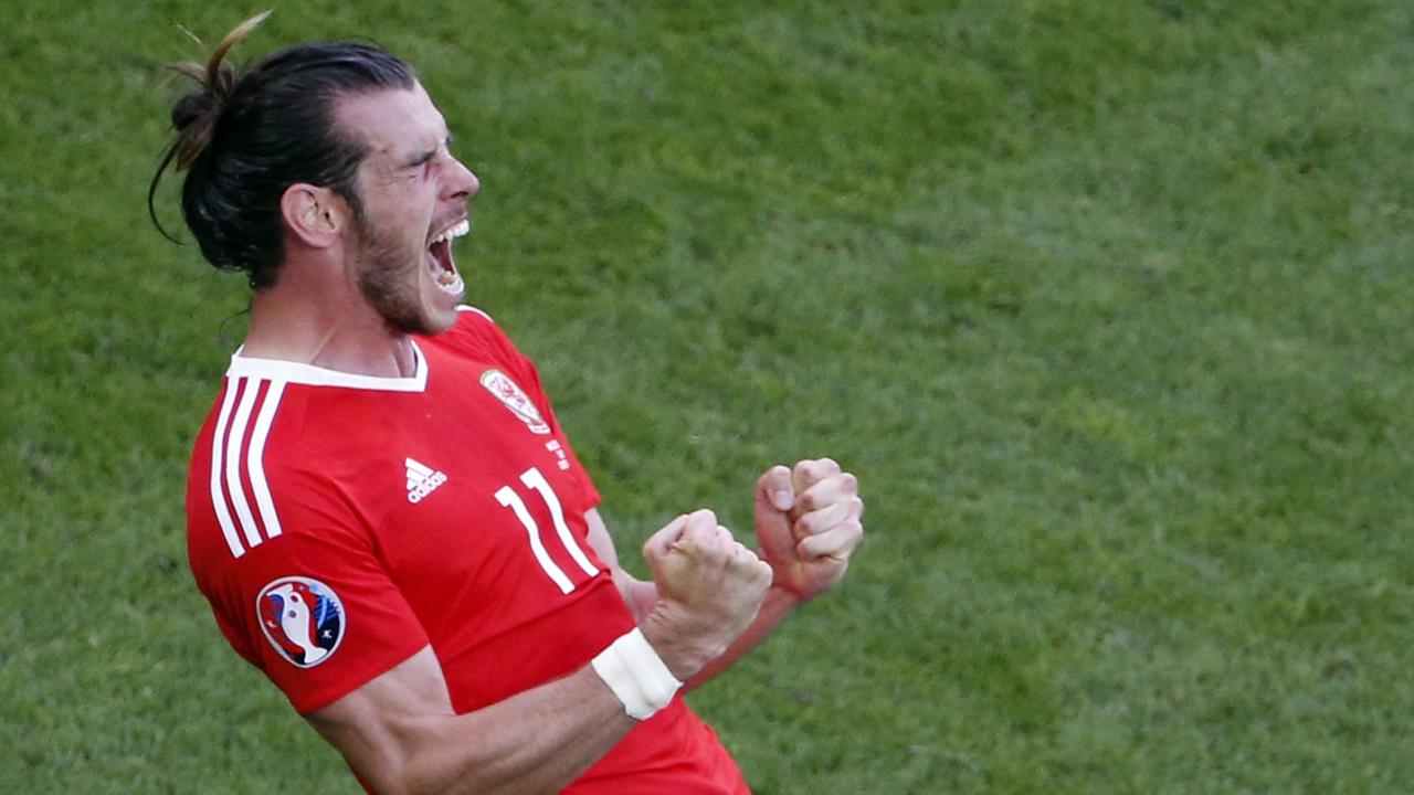 Der Waliser Gareth Bale freut sich am 11.6.2016 nach dem Spiel über den Sieg seines Teams bei der Fußball-EM in Frankreich über die Slowakei. Der Waliser Gareth Bale freut sich am 11.6.2016 nach dem Spiel über den Sieg seines Teams bei der Fußball-EM in Frankreich über die Slowakei.