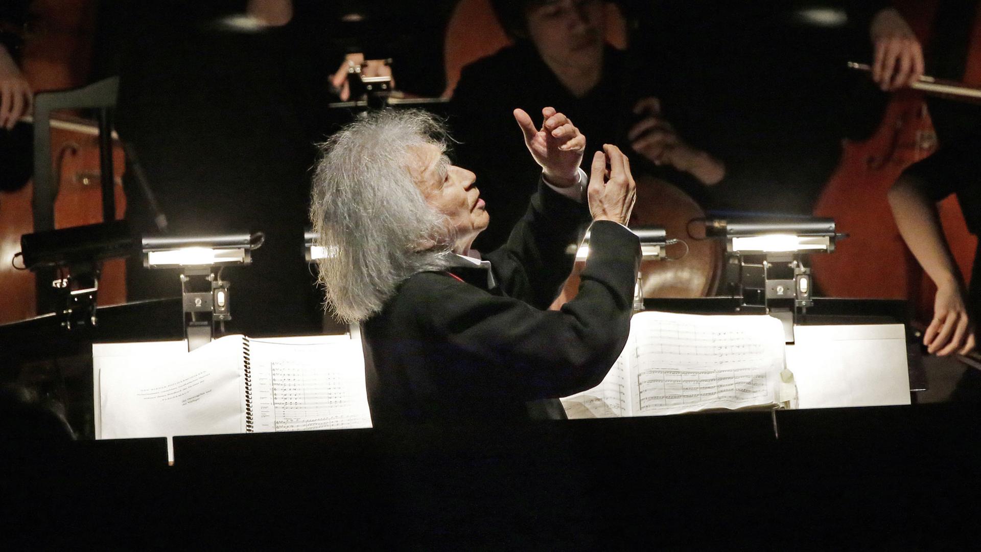 Der japanische Dirigent Seiji Ozawa dirigiert J. Strauss II's "Die Fledermaus" im Rohm Theater in Kyoto, Japan