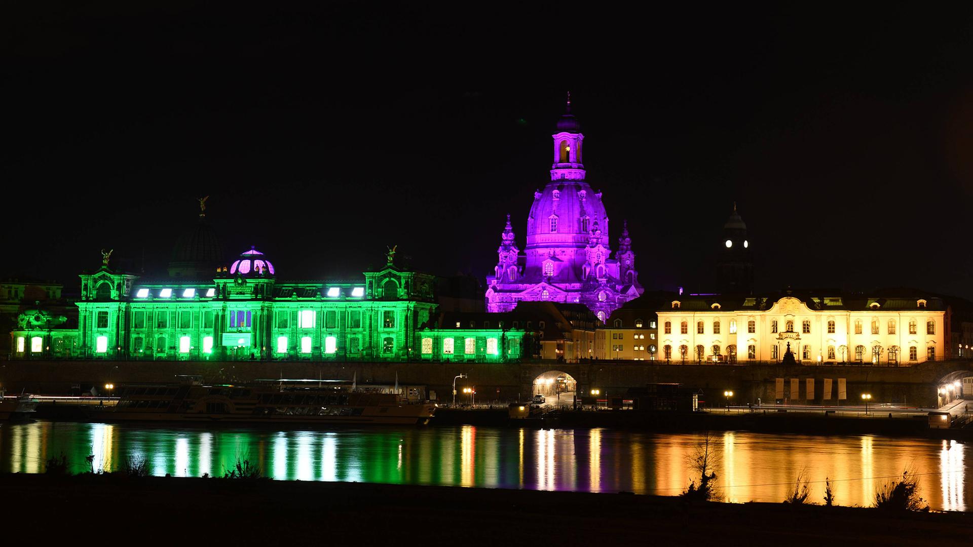 Blick auf die bunt angestrahlte Dresdner Altstadt im Rahmen der Aktion "Dresden ist bunt". Links im Bild: die Hochschule für Bildende Künste.