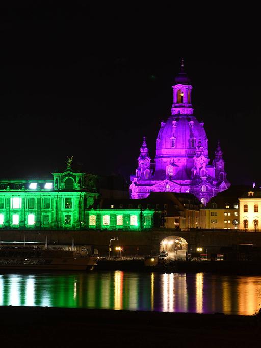Blick auf die bunt angestrahlte Dresdner Altstadt im Rahmen der Aktion "Dresden ist bunt". Links im Bild: die Hochschule für Bildende Künste.