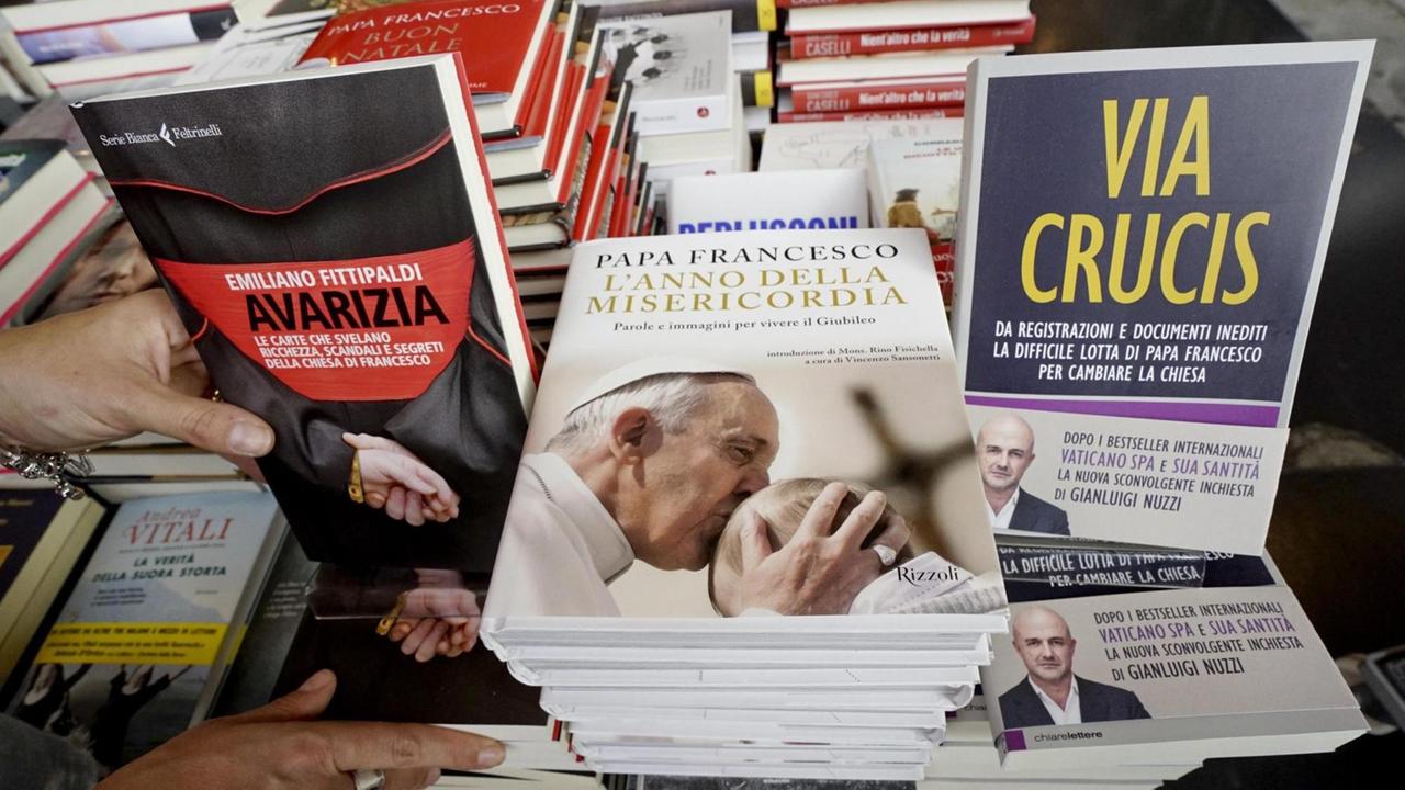 Auf dem Büchertisch: "Via Crucis", das Buch von Emiliano Fittipaldi and Gianluigi Nuzzi über Vatileaks 2