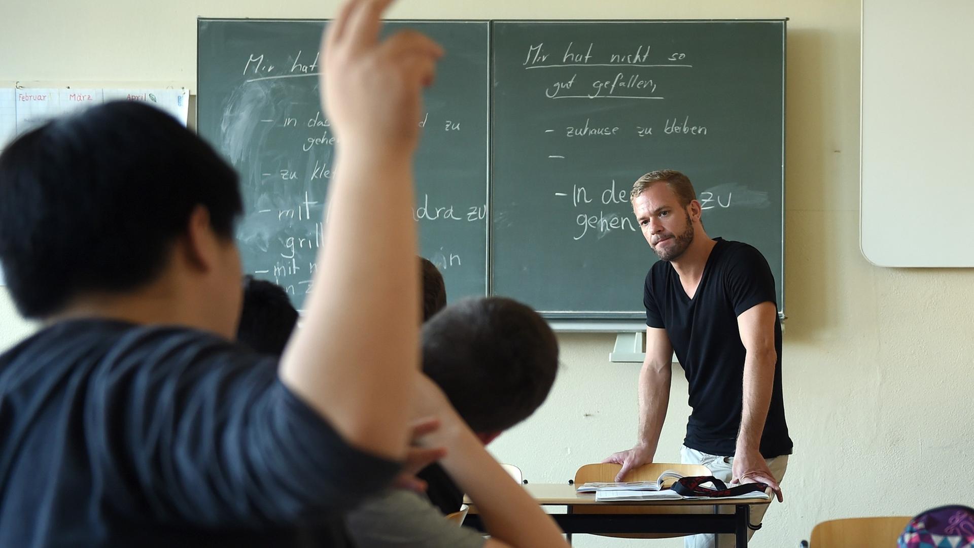 Der Lehrer Florian Schempp unterrichtet an der Friedenauer Gemeinschaftsschule in Berlin in einer Willkommensklasse Deutsch. Der Lehrer Florian Schempp unterrichtet an der Friedenauer Gemeinschaftsschule in Berlin in einer Willkommensklasse Deutsch.