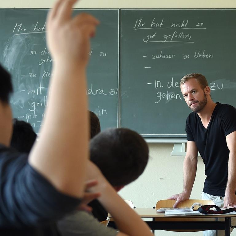 Der Lehrer Florian Schempp unterrichtet an der Friedenauer Gemeinschaftsschule in Berlin in einer Willkommensklasse Deutsch. 