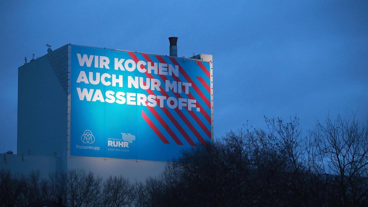 (18.01. 2021 Bochum) Thyssenkrupp Steel wirbt auf einem Großplakat an der A40 mit dem Slogan "Wir kochen auch nur mit Wasserstoff". Der Konzern will Wasserstoff in seinem Werk in Duisburg bei der Stahlproduktion einsetzen und so zum Klimaschutz beitragen. (18.01. 2021 Bochum) Thyssenkrupp Steel wirbt auf einem Großplakat an der A40 mit dem Slogan "Wir kochen auch nur mit Wasserstoff". Der Konzern will Wasserstoff in seinem Werk in Duisburg bei der Stahlproduktion einsetzen und so zum Klimaschutz beitragen.