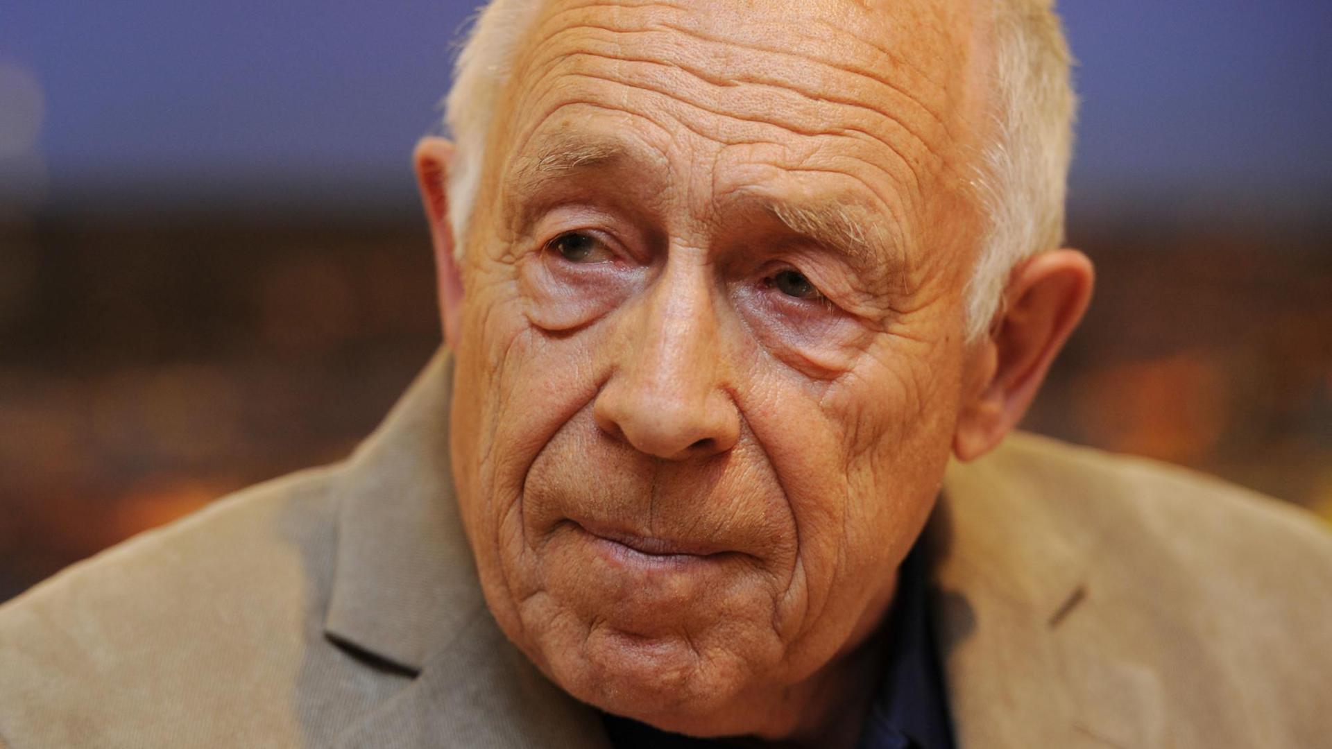 Schlichter Heiner Geißler (CDU) beantwortet am Dienstag (19.07.2011) nach dem Vorgespräch zur Präsentation des Stuttgart 21 Stresstests im Rathaus von Stuttgart Fragen von Journalisten. Geißler kündigte die öffentliche Präsentation des Stuttgart 21 Stresstests für Ende Juli an. Schlichter Heiner Geißler (CDU) beantwortet am Dienstag (19.07.2011) nach dem Vorgespräch zur Präsentation des Stuttgart 21 Stresstests im Rathaus von Stuttgart Fragen von Journalisten. Geißler kündigte die öffentliche Präsentation des Stuttgart 21 Stresstests für Ende Juli an.