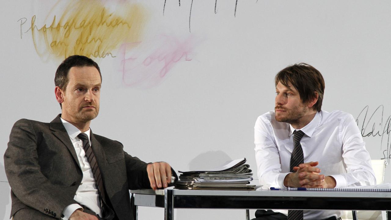 Schaubühne am Lehniner Platz »Professor Bernhardi« von Arthur Schnitzler; Premiere: 17.12.2016; Regie: Thomas Ostermeier; Bühne: Jan Pappelbaum; Kostüme: Nina Wetzel; Es spielen v.l.n.r.: Jörg Hartmann; Christoph Garwenda. Foto: Claudia Esch-Kenkel | Verwendung weltweit Schaubühne am Lehniner Platz »Professor Bernhardi« von Arthur Schnitzler; Premiere: 17.12.2016; Regie: Thomas Ostermeier; Bühne: Jan Pappelbaum; Kostüme: Nina Wetzel; Es spielen v.l.n.r.: Jörg Hartmann; Christoph Garwenda. Foto: Claudia Esch-Kenkel | Verwendung weltweit