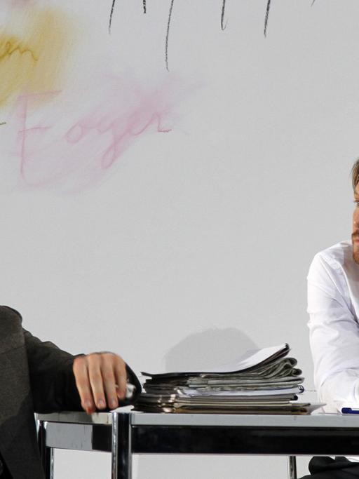 Schaubühne am Lehniner Platz »Professor Bernhardi« von Arthur Schnitzler; Premiere: 17.12.2016; Regie: Thomas Ostermeier; Bühne: Jan Pappelbaum; Kostüme: Nina Wetzel; Es spielen v.l.n.r.: Jörg Hartmann; Christoph Garwenda. Foto: Claudia Esch-Kenkel | Verwendung weltweit