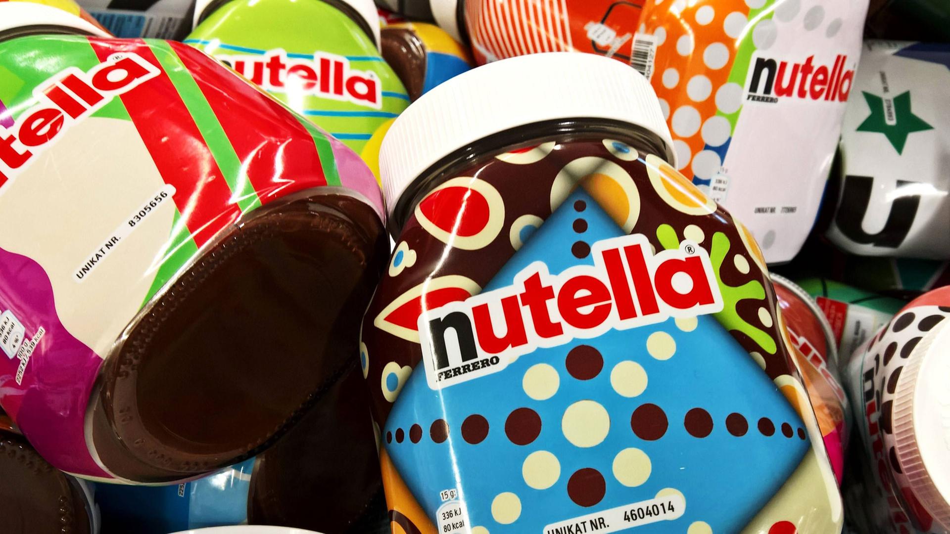 Nutella-Gläser mit unterschiedlichen Designs, entworfen von einem Algorithmus. Nutella-Gläser mit unterschiedlichen Designs, entworfen von einem Algorithmus.