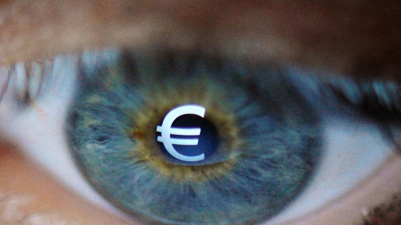 Ein menschliches Auge, auf das ein Euro-Symbol projiziert ist. Ein menschliches Auge, auf das ein Euro-Symbol projiziert ist.