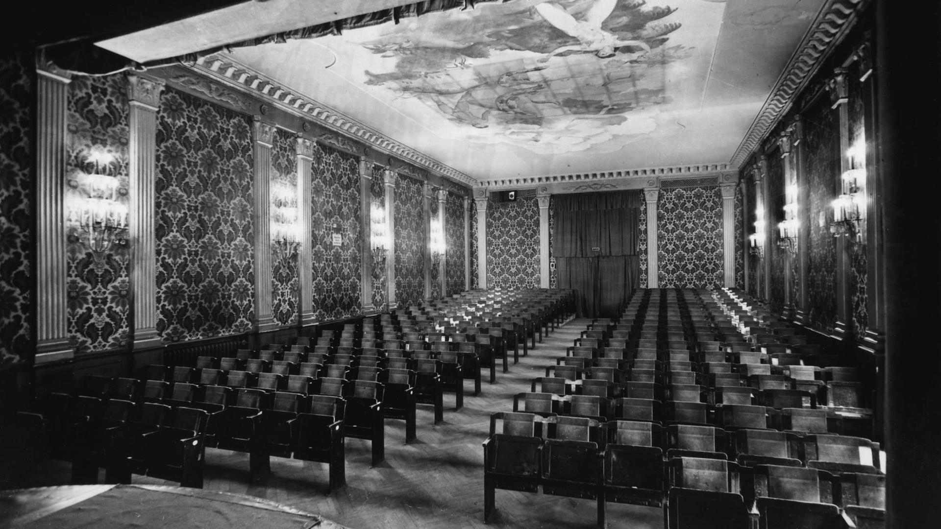 Innenansicht des von der Architektin Emilie Winkelmann gestalteten Theaters „Tribuene”.