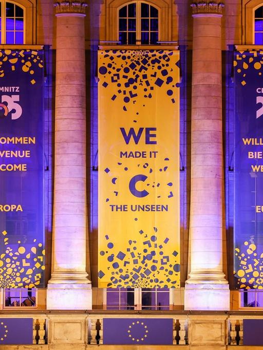Das Opernhaus ist nach der Ernennung von Chemnitz als Kulturhauptstadt 2025 mit Transparenten geschmückt.