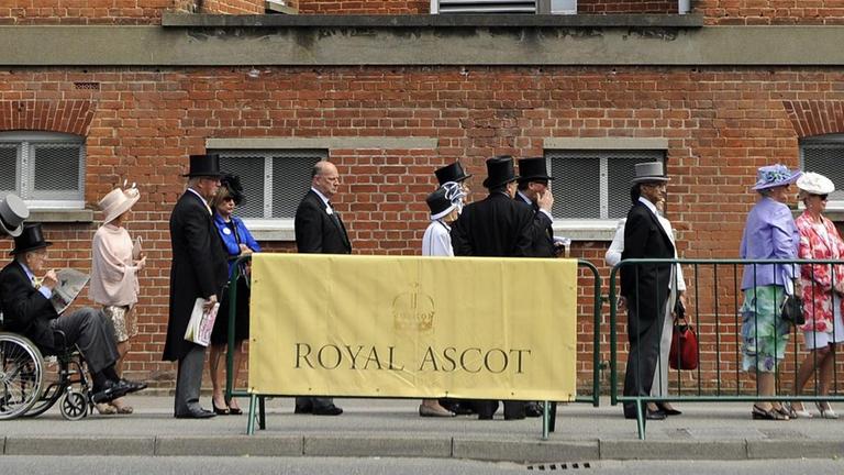 Morgendliche Warteschlange am Eingang von Royal Ascot Morgendliche Warteschlange am Eingang von Royal Ascot