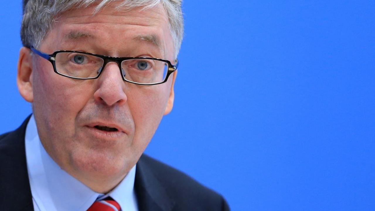 Der SPD-Politiker Hans-Peter Bartels bei einer Pressekonferenz Der SPD-Politiker Hans-Peter Bartels bei einer Pressekonferenz