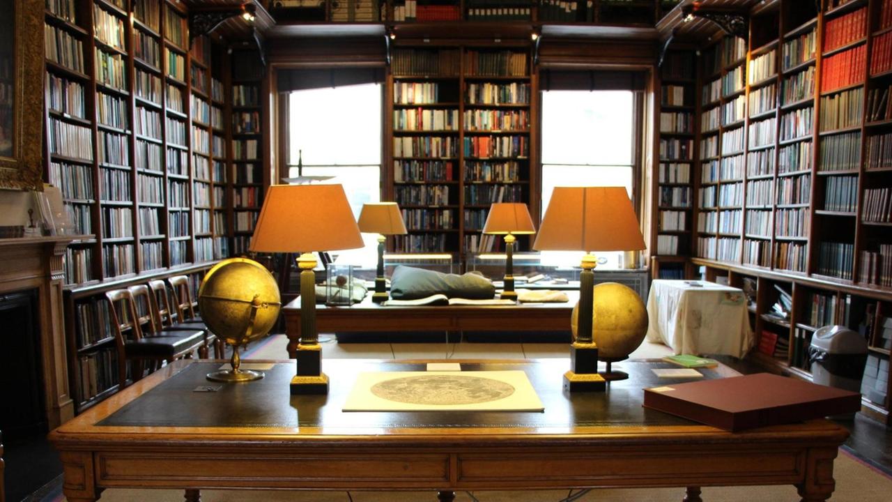 Die Royal Astronomical Society verfügt über eine exzellente Bibliothek mit vielen historisch bedeutenden Werken Die Royal Astronomical Society verfügt über eine exzellente Bibliothek mit vielen historisch bedeutenden Werken