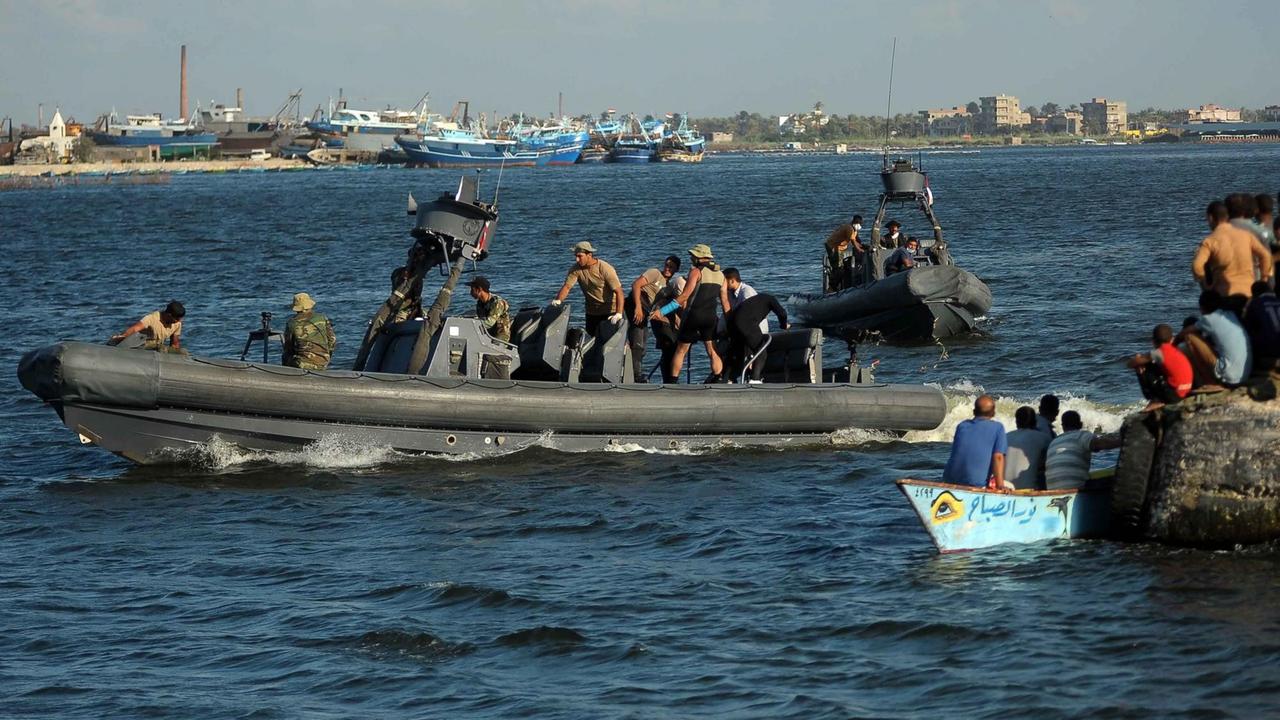 Helfer bringen die ertrunkenen Menschen am 22. September 2016 mit Booten aufs Festland. Helfer bringen die ertrunkenen Menschen am 22. September 2016 mit Booten aufs Festland.