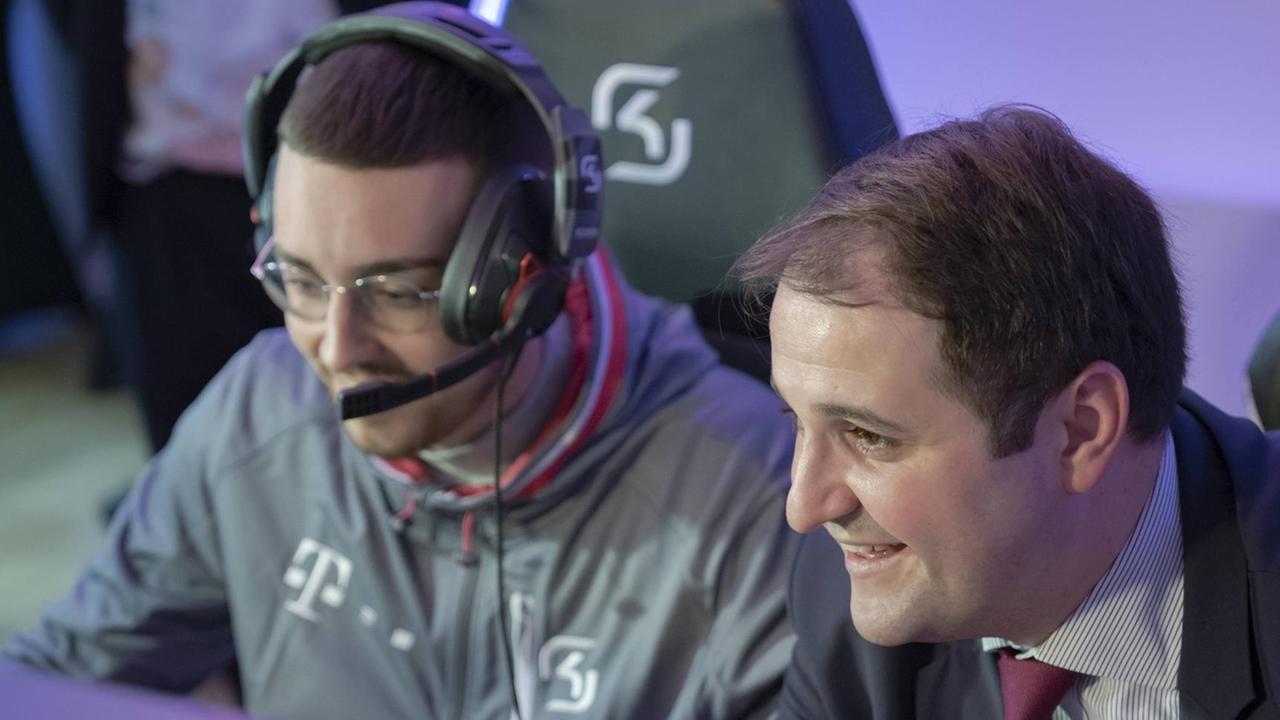 Nathanael Liminski (Chef der NRW-Staatskanzlei und für Medien zuständiger Staatssekretär) mit einem E-Sportler Nathanael Liminski (Chef der NRW-Staatskanzlei und für Medien zuständiger Staatssekretär) mit einem E-Sportler