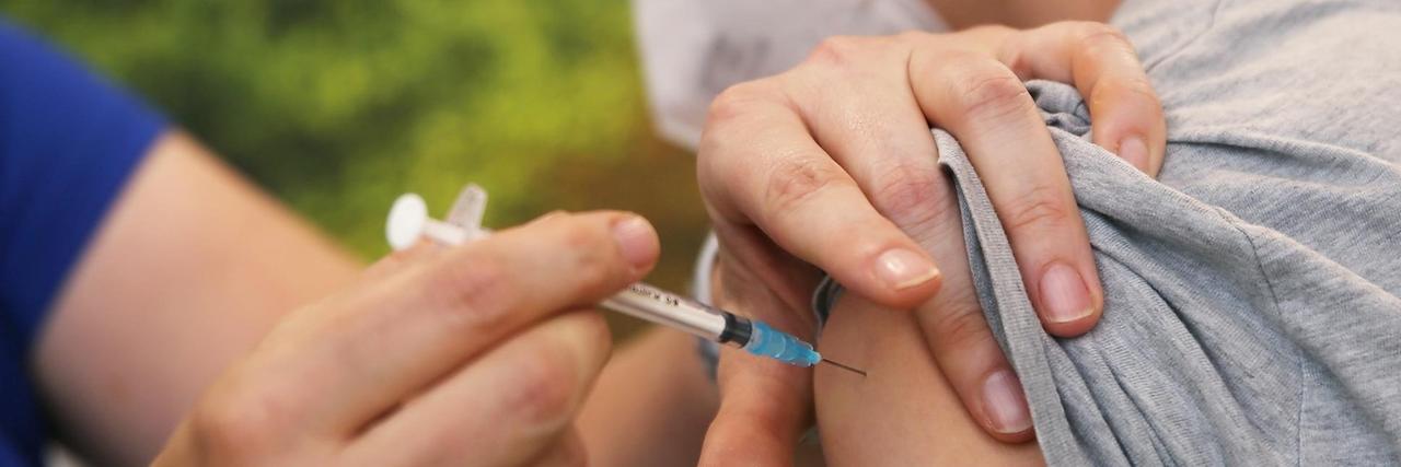 Eine Kinderärztin impft einen Jungen mit dem Corona-Impfstoff Comirnaty von Biontech-Pfizer. Eine Kinderärztin impft einen Jungen mit dem Corona-Impfstoff Comirnaty von Biontech-Pfizer.