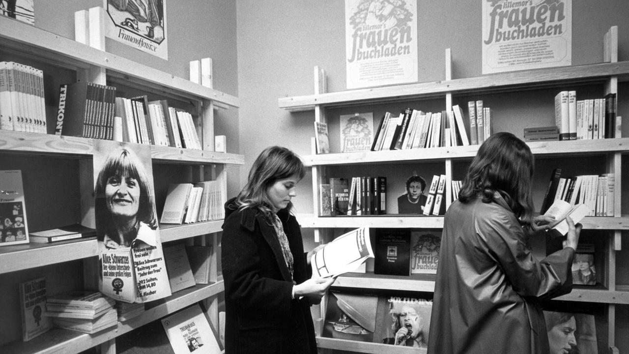Kundinnen im ersten Frauenbuchladen der Bundesrepublik, der 1975 in Münchner-Schwabing eröffnet wurde. Kundinnen im ersten Frauenbuchladen der Bundesrepublik, der 1975 in Münchner-Schwabing eröffnet wurde.