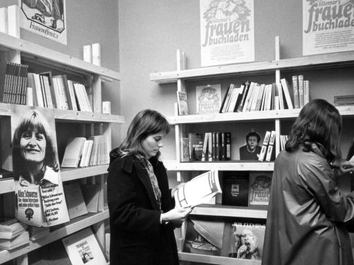Kundinnen im ersten Frauenbuchladen der Bundesrepublik, der 1975 in Münchner-Schwabing eröffnet wurde.