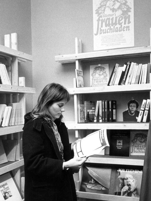 Kundinnen im ersten Frauenbuchladen der Bundesrepublik, der 1975 in Münchner-Schwabing eröffnet wurde.