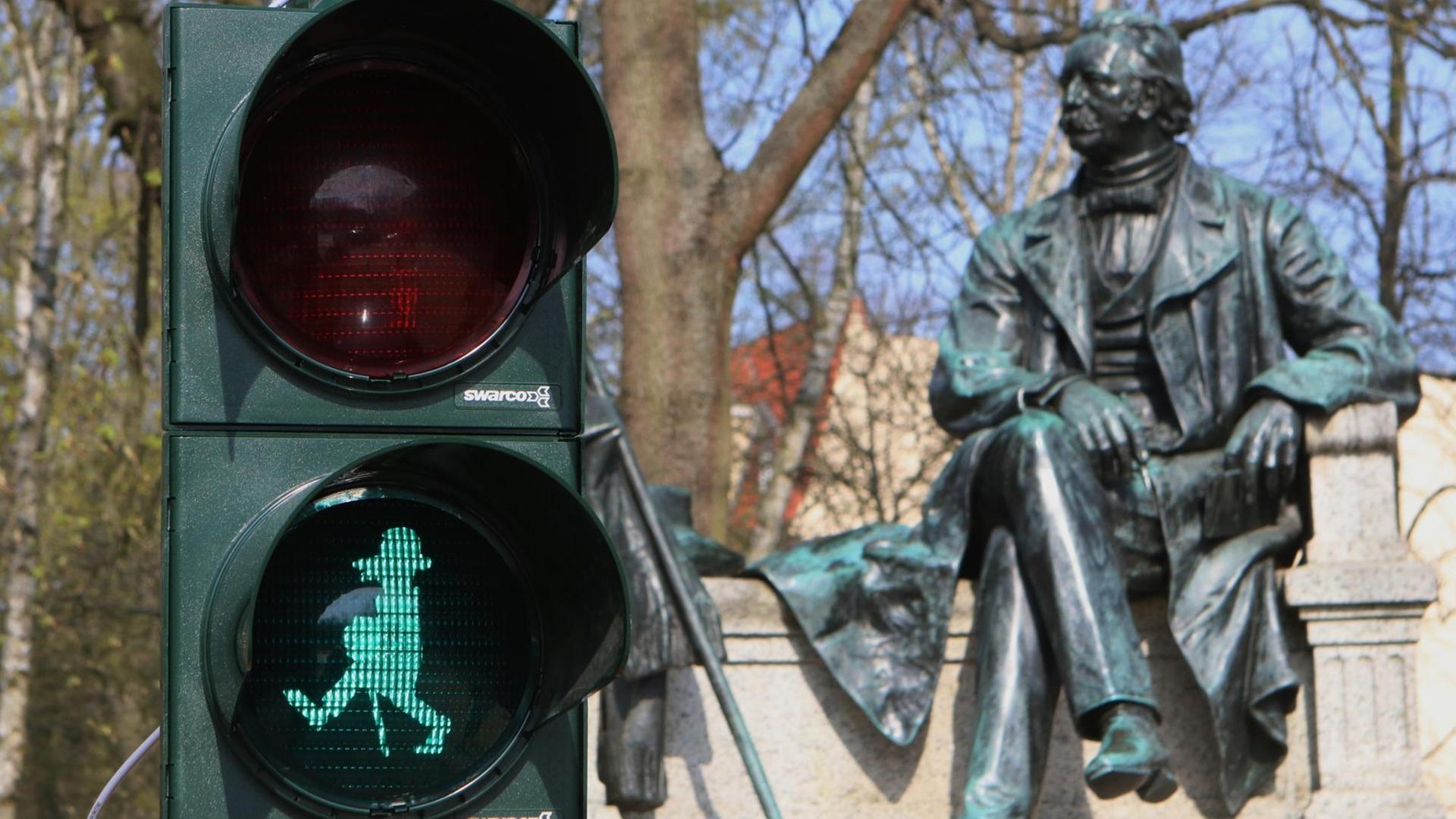 Vor dem Fontane-Denkmal am Fontaneplatz in Neuruppin steht eine Fußgängerampel mit einem Abbild des Schriftstellers Theodor Fontane als Ampelmännchen. Vor dem Fontane-Denkmal am Fontaneplatz in Neuruppin steht eine Fußgängerampel mit einem Abbild des Schriftstellers Theodor Fontane als Ampelmännchen.