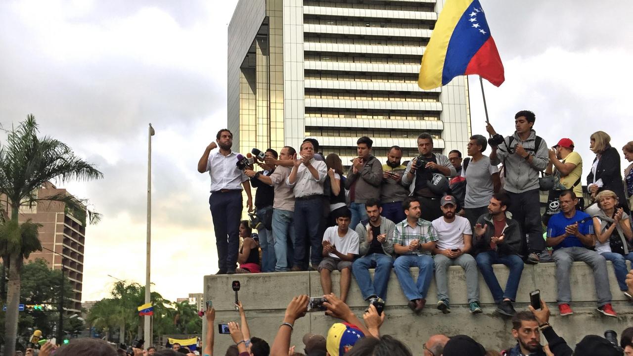 Mehrere Hundert Menschen aller Altersklassen protestierten in Venezuela. Mehrere Hundert Menschen aller Altersklassen protestierten in Venezuela.
