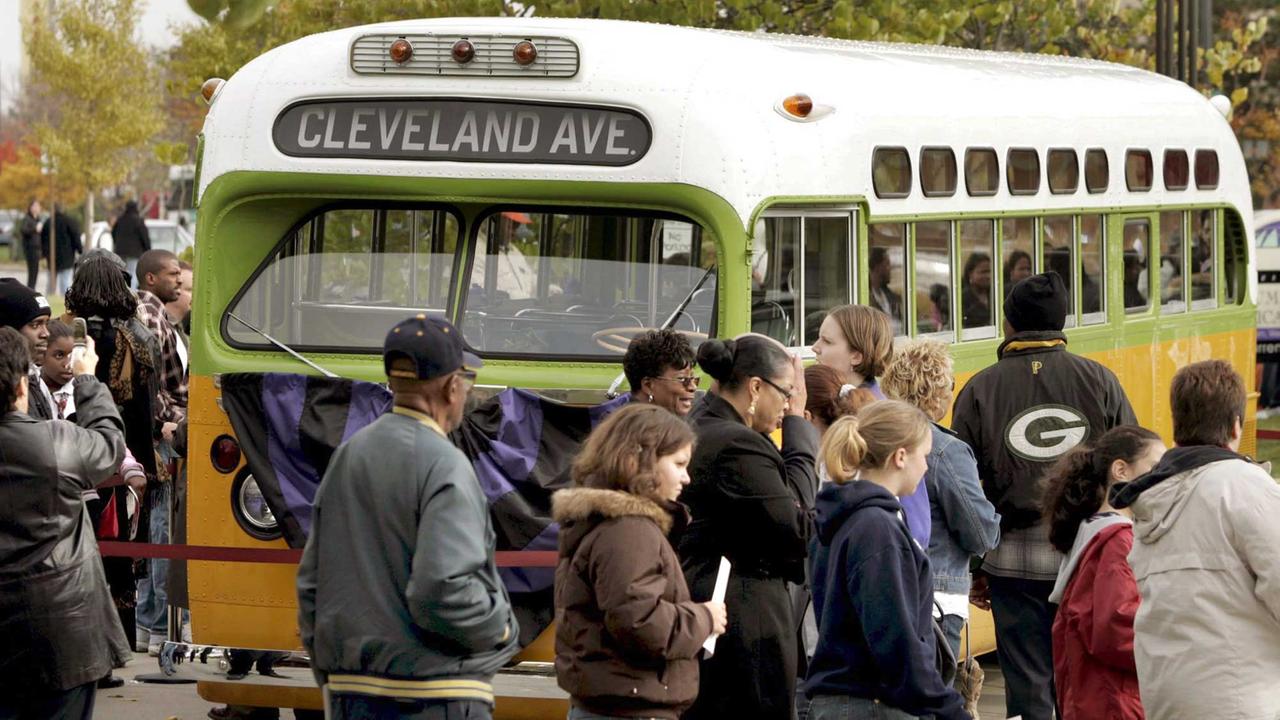 Der Bus, in dem sich die US-amerikanische Bürgerrechtlerin Rosa Parks weigerte, ihren Platz für einen Weißen zu räumen, wird in ihrer Heimatstadt Detroit im Charles Wright Museum of African American History ausgestellt. Der Bus, in dem sich die US-amerikanische Bürgerrechtlerin Rosa Parks weigerte, ihren Platz für einen Weißen zu räumen, wird in ihrer Heimatstadt Detroit im Charles Wright Museum of African American History ausgestellt.