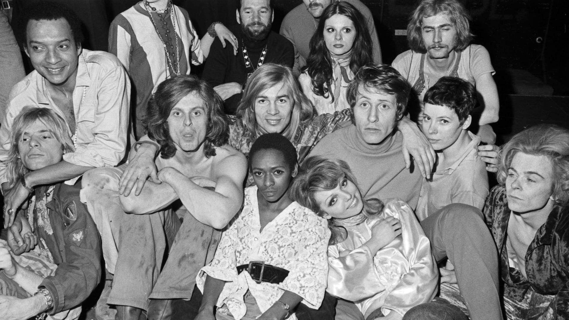 Das Ensemble des Musicals "Haar" in München im Jahr 1968. Das Ensemble des Musicals "Haar" in München im Jahr 1968.