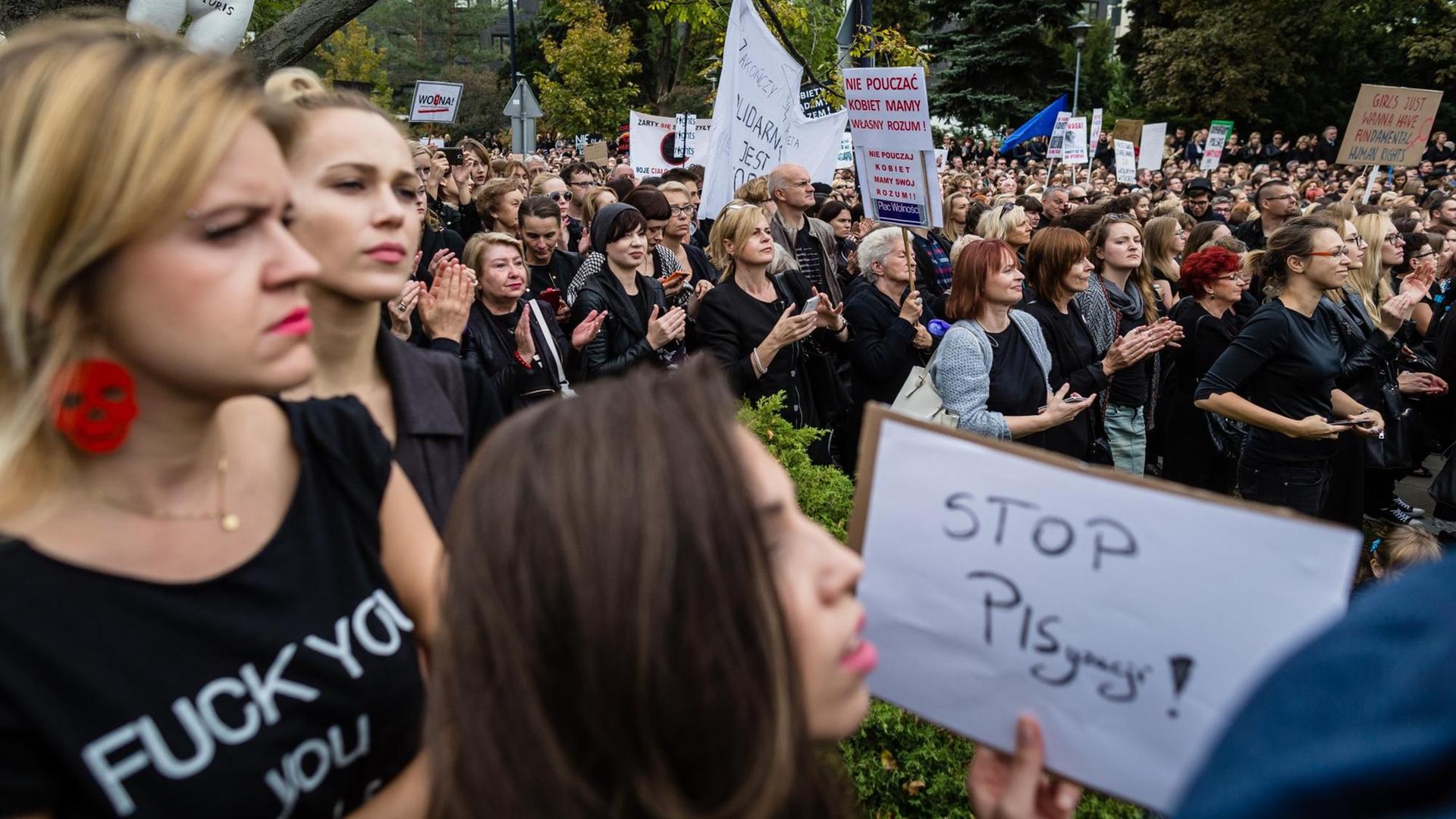 Vor dem Parlament in Warschau demonstrieren Frauen gegen eine Verschärfung des Abtreibungsrechts.