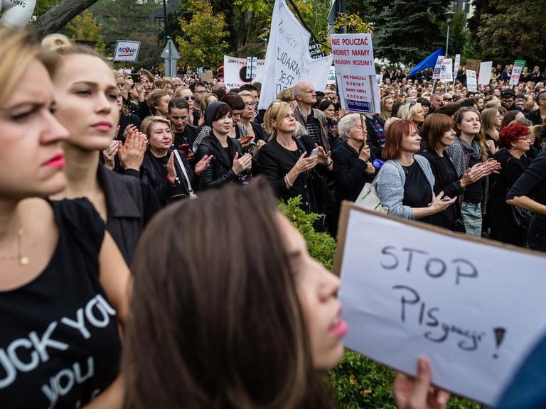 Vor dem Parlament in Warschau demonstrieren Frauen gegen eine Verschärfung des Abtreibungsrechts.