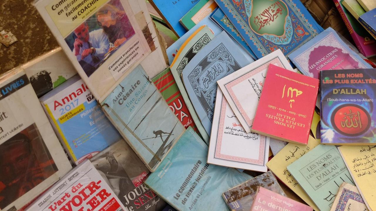 Bücherstand auf dem Taouyah-Markt in Conakry, Guinea. Bücherstand auf dem Taouyah-Markt in Conakry, Guinea.