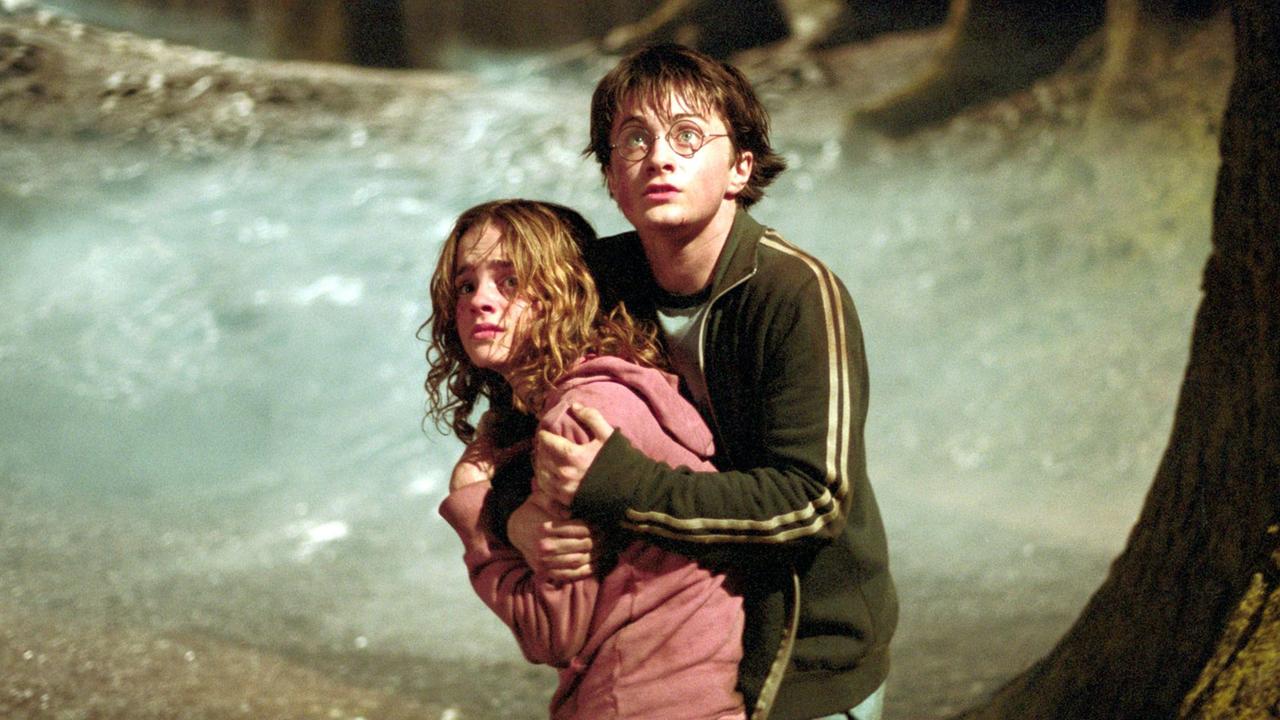 Der junge Zauberlehrling Harry Potter (Daniel Radcliffe) und seine Mitschülerin Hermione Granger (Emma Watson) stehen in dem neuen Kinofilm "Harry Potter und der Gefangene von Askaban" einer unheimlichen Bedrohung gegenüber (Szenenfoto). Der junge Zauberlehrling Harry Potter (Daniel Radcliffe) und seine Mitschülerin Hermione Granger (Emma Watson) stehen in dem neuen Kinofilm "Harry Potter und der Gefangene von Askaban" einer unheimlichen Bedrohung gegenüber (Szenenfoto).